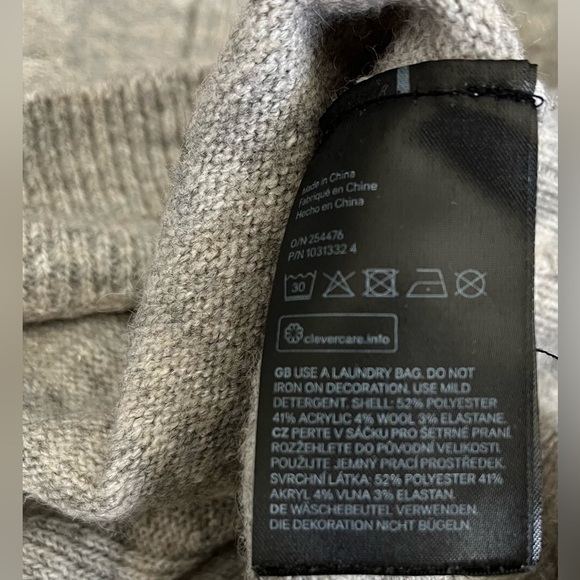 H&M Women’s Gray, Pearl, Cropped Cardigan Sweater, 3 Fabric Buttons; Size Small - Picture 4 of 9